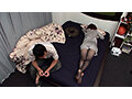 六本木で潰れていた現役CAをお持ち帰り!少し弄っただけで彼女のアソコは待っていたと言わんばかりの大洪水!熱く反りかえった肉棒で彼女のアソコを掻き乱す! 画像1