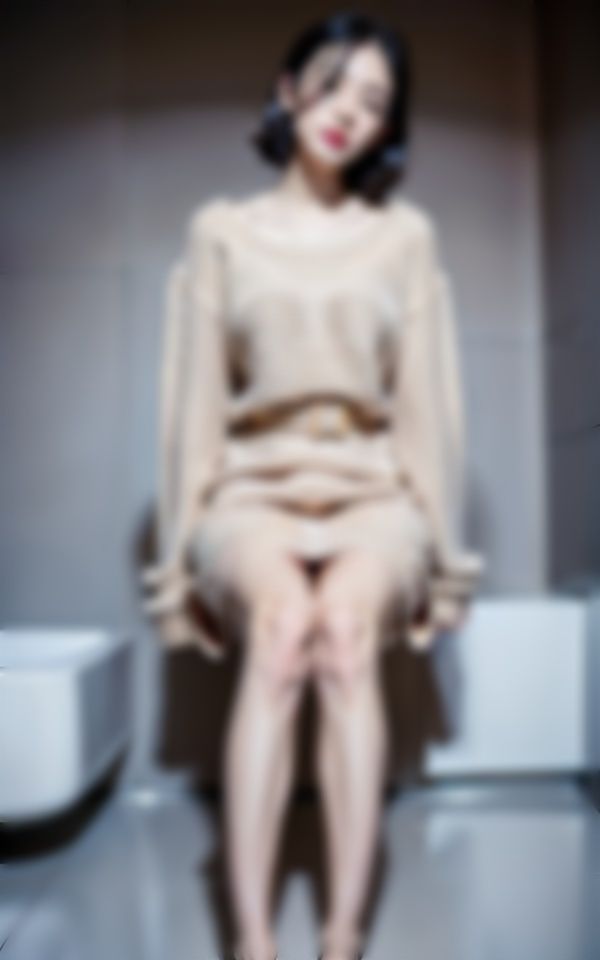 サンプル画像2:【公衆便所】パチンコにハマった新妻が便所でフェラして金を稼ぎまくる！(オムニバス企画) [d_322812]