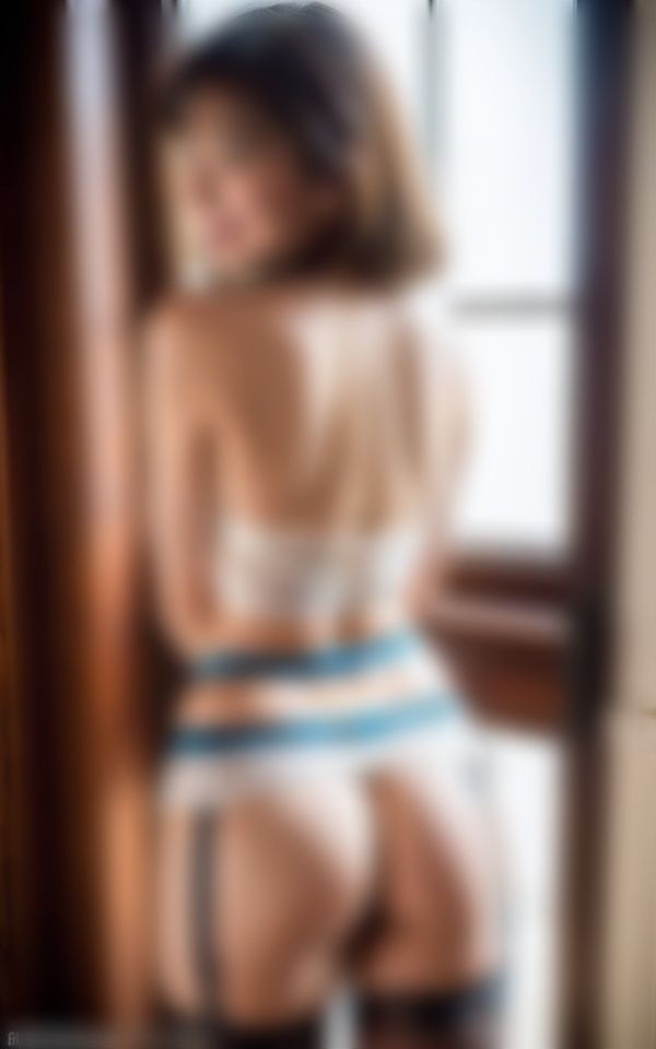 サンプル画像1:【母親】エッチなママのガーターベルト〜お乳いかがですか？200人〜(美熟女LAB) [d_356237]