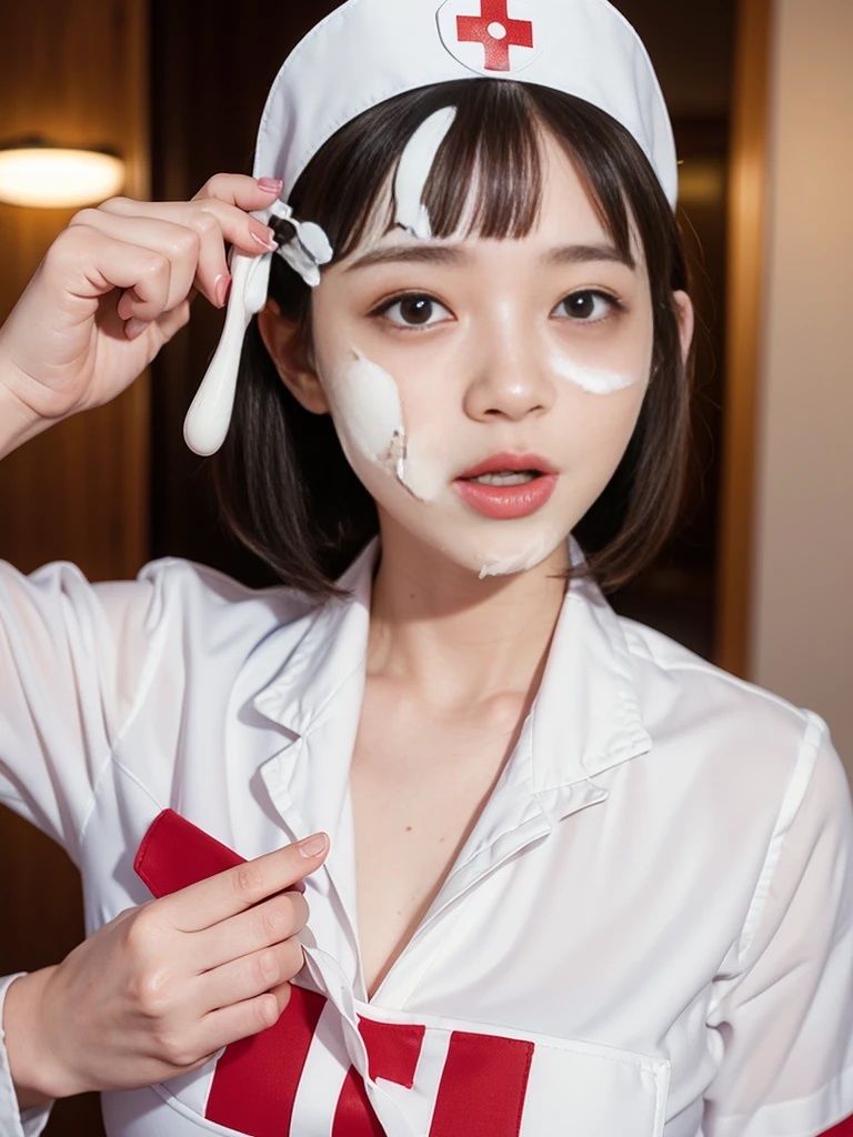 顔にクリーム塗りながら、ケーキを食べる女性たちのサンプル画像 6