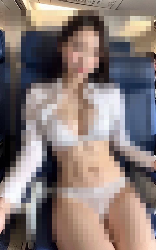 サンプル画像6:男性に飢えている美人CAは男性のお客様を見ると興奮する(お供え) [d_404013]