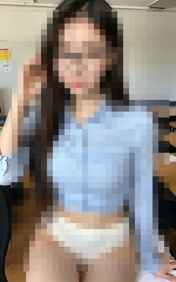 サンプル画像1:いつも厳しい美人な先生は見かけによらず浮気もする(お供え) [d_408811]