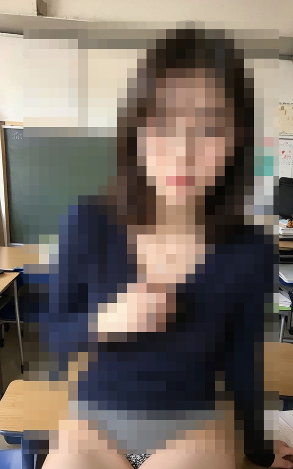 サンプル画像3:先生の胸元を破ったら怒らず先生が逆に興奮してやばかった(皇帝) [d_409330]