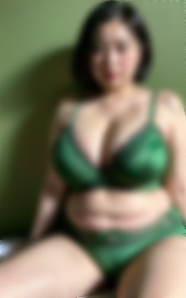 サンプル画像1:【ぽっちゃり熟女の下着姿】グリーンファースト！(美魔女CLUB) [d_411333]