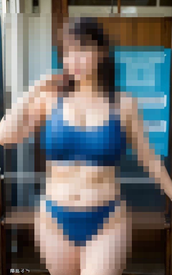 サンプル画像6:妻にナイショで退勤後に会社の女上司からプールの誘いがあったのでバレないように行った(E) [d_449967]