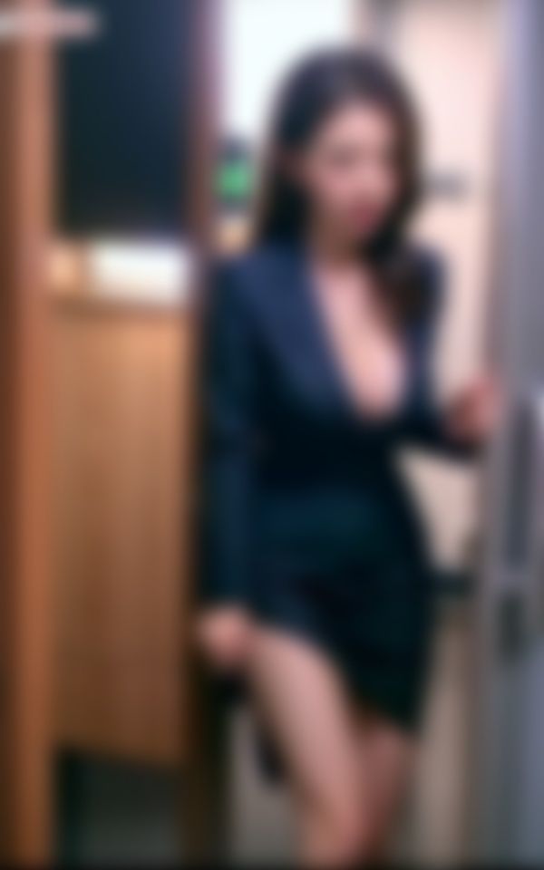 サンプル画像5:【僕らの妄想シリーズ】憧れの美人OLの先輩の更衣室を覗き見(OL美塾女LAB) [d_480750]