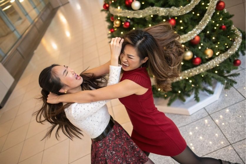 サンプル画像2:クリスマスの恋敵のキャットファイトAI画像  GIF1(CFAIC) [d_494724]