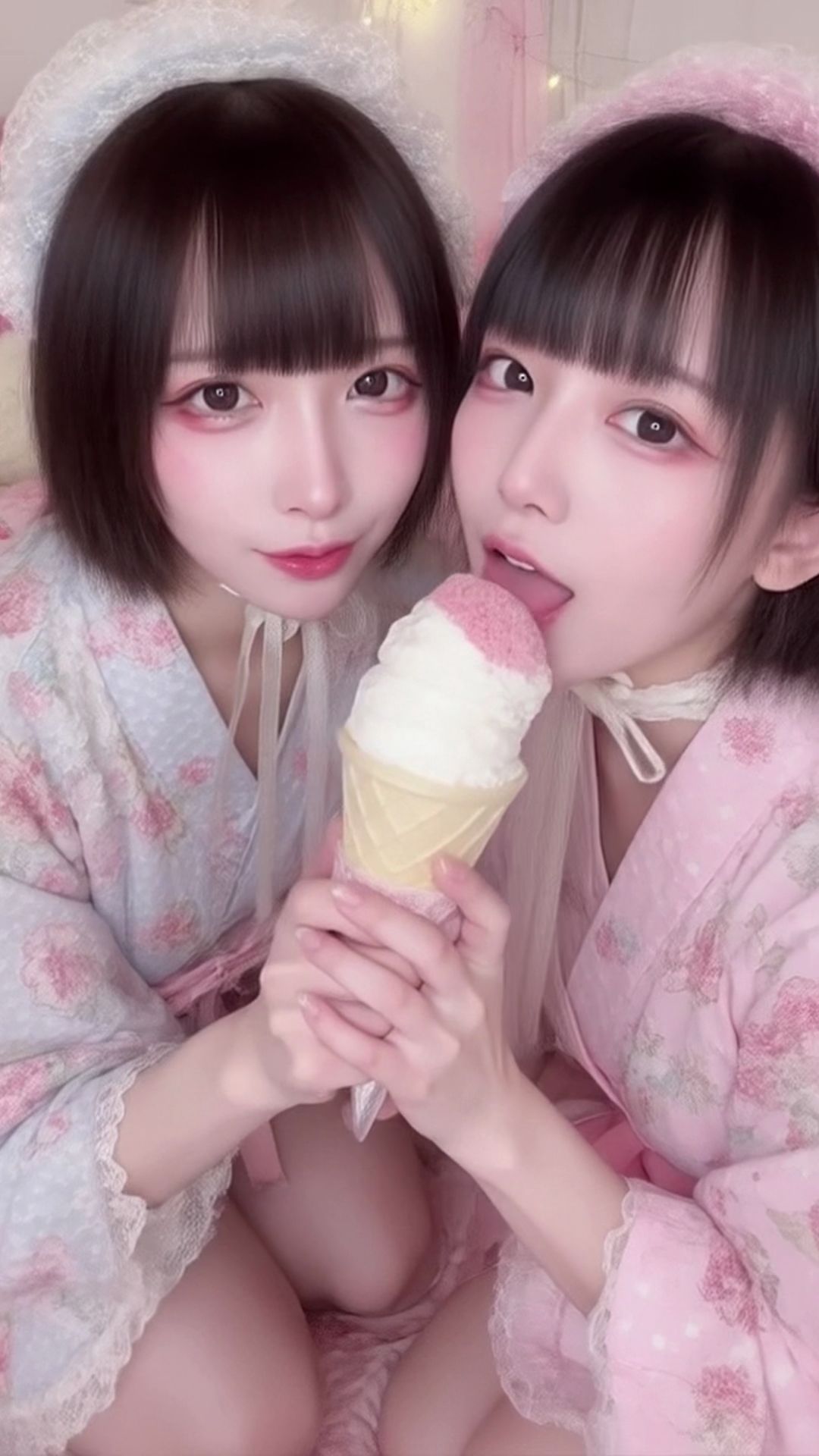 【動画】キス寸前、でもまだ…舐めてる。AI百合舐めキス映像の画像8