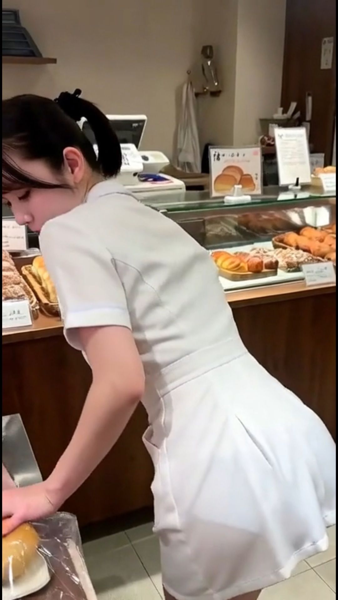 はたらく女性 OL ハプニング 新入社員 盗撮 パンチラ ブラチラ パンティ 職場 ナース 歯科助手 スチュワーデスのサンプル画像 6