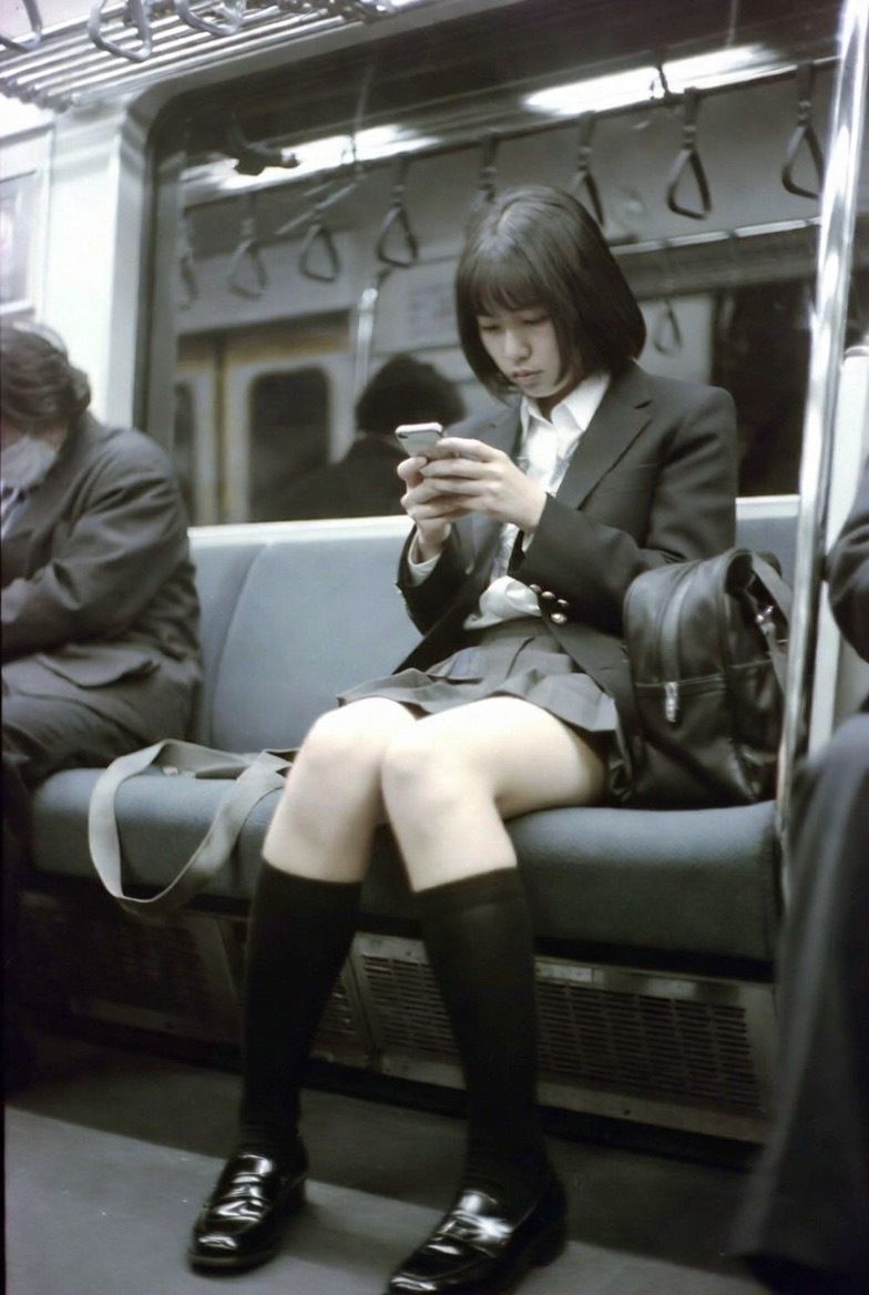 NAI-001 地下鉄JK太もも覗き 〜AI美女の無防備なスマホ画面とむっちり太もも〜の画像2