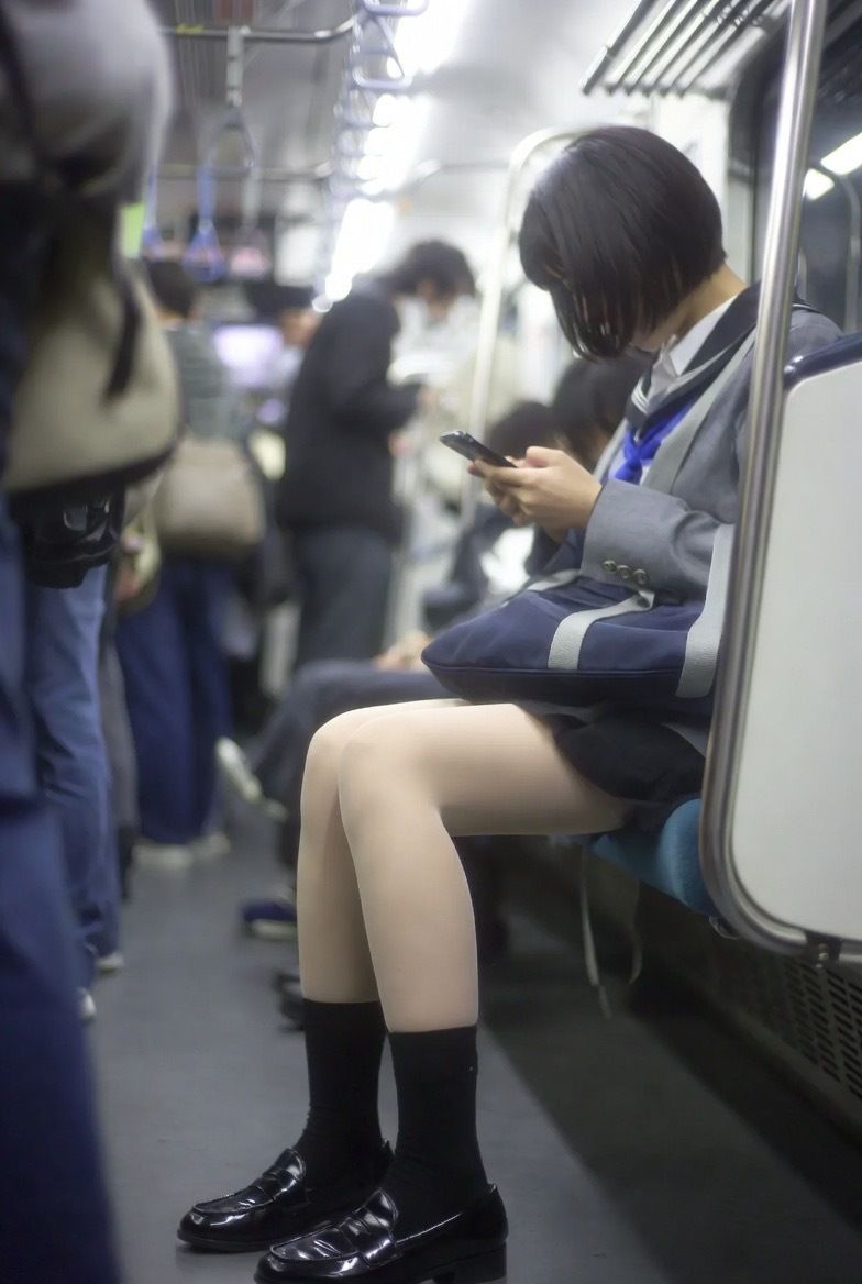 NAI-001 地下鉄JK太もも覗き 〜AI美女の無防備なスマホ画面とむっちり太もも〜の画像7