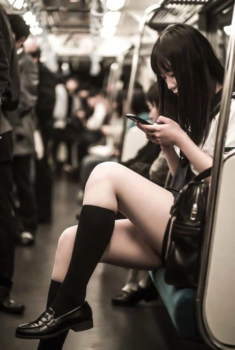 NAI-001 地下鉄JK太もも覗き 〜AI美女の無防備なスマホ画面とむっちり太もも〜の画像9