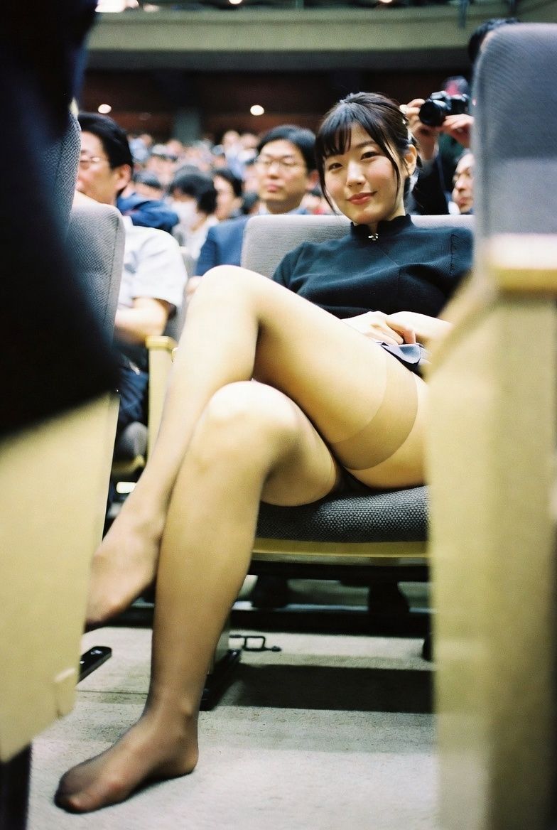 NZAI-006 興奮する観客席の太もも 〜後ろから・下から・横から覗くAI美女〜の画像9