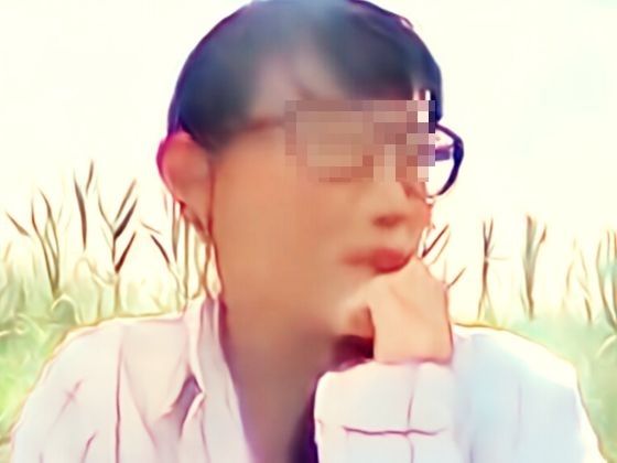 サンプル画像1:実は同じ町内に住んでいる奥さんたち数人と山奥でお互いの露出やオナニーの見せ合いっこをして楽しんでいます。(moon chair) [d_304569]