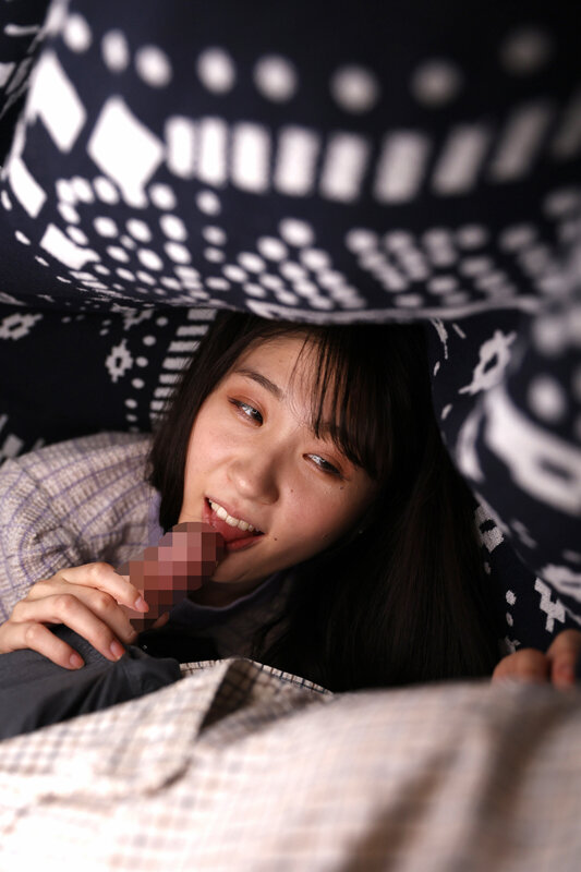 えっ!!友達のカノジョが僕の布団の中に潜り込んできたっ?!「ねえ、しよっか?布団の中だったらバレないからしてもいいよ◆」5 画像15