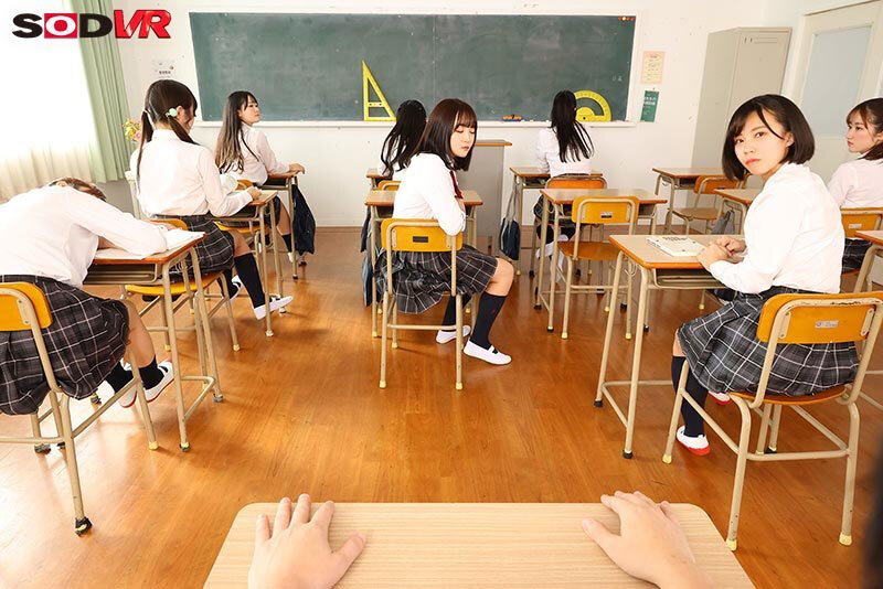 【VR】【8K】シン・学校掃除の時間 教室・廊下 雑巾がけパンチラVR 3枚目