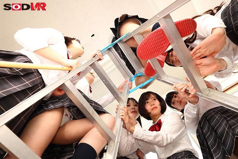 【VR】【8K】シン・学校掃除の時間 教室・廊下 雑巾がけパンチラVR 4枚目