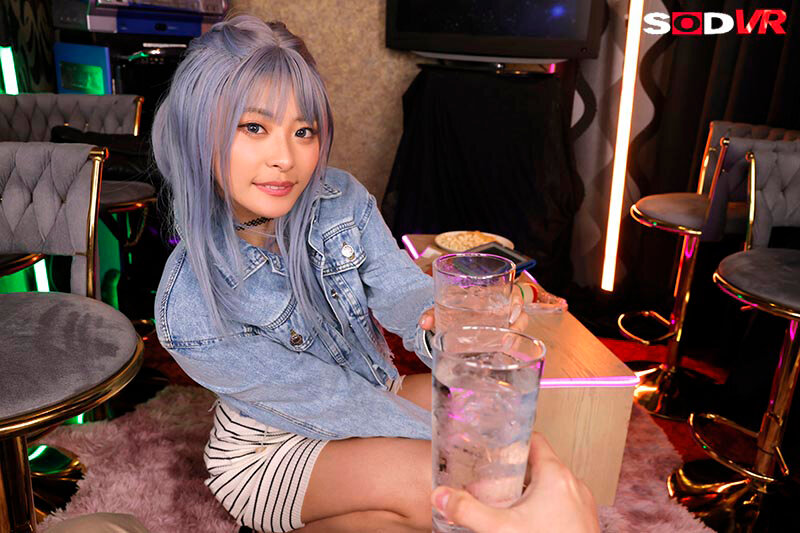 【VR】【8K】ちぃーす!ボイーン!☆離婚してから爆モテ急上昇中☆オッパイでっかいカラオケ同伴バツイチ巨乳ギャルと生中OK密室SEX 2枚目