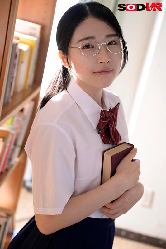 【VR】【8K】地味で真面目な図書委員の皆月さんは、実はドスケベ変態女。射精しても抜かずに腰振られ杭打ちピストンで連続中出し! 皆月ひかる 2枚目