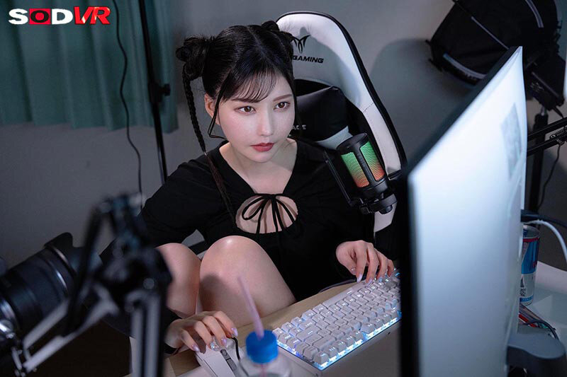 【VR】【8K】配信者藍芽さんにビ●ツを大量に投げていたらDMからのオフパコセックスに~! 藍芽みずき 画像2