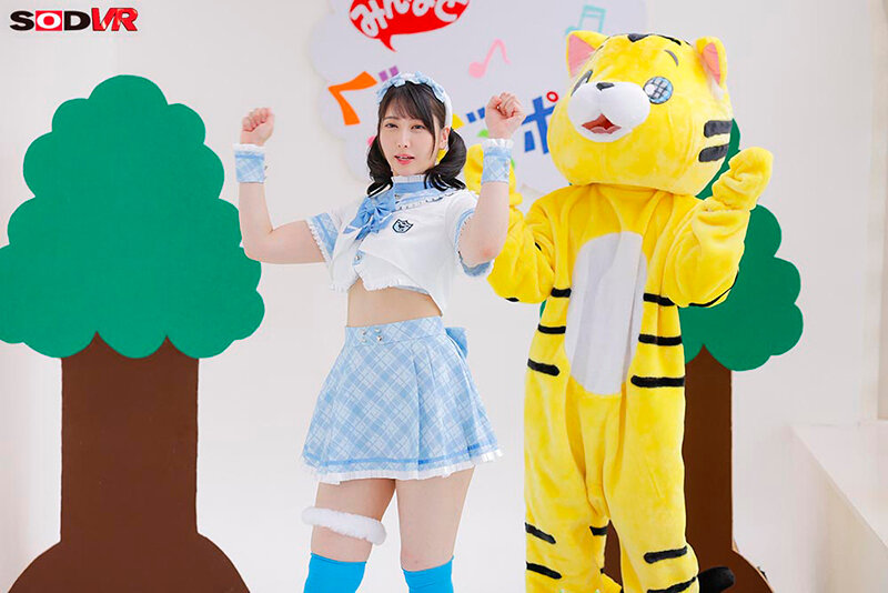 【VR】【8K】(追跡視点)うたのおねえさんの楽屋に潜入して強●VR 夏目響 12枚目