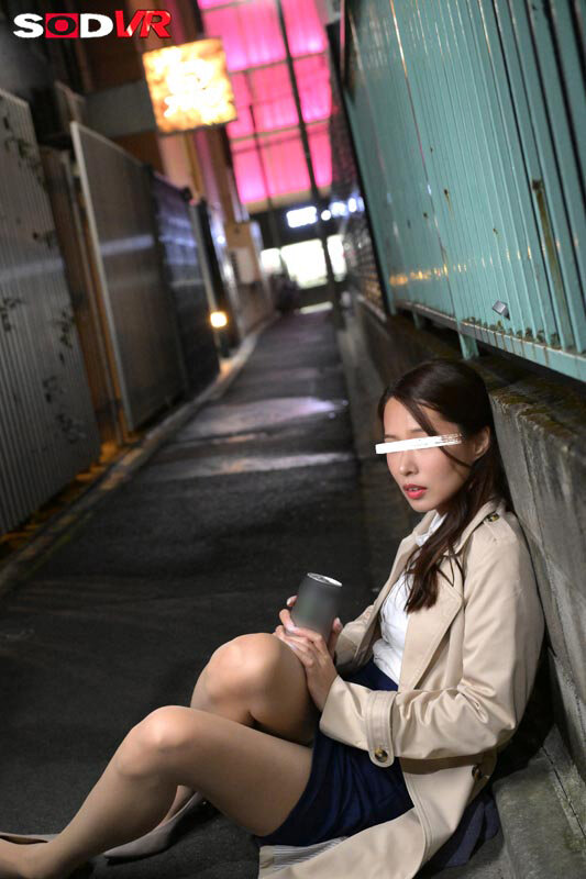【VR】【8K】春の飲み会シーズン到来！深夜の繁華街で泥●ヤリマンOL発見！！介抱するふりして連れ込みレ×プ！！！ 画像2