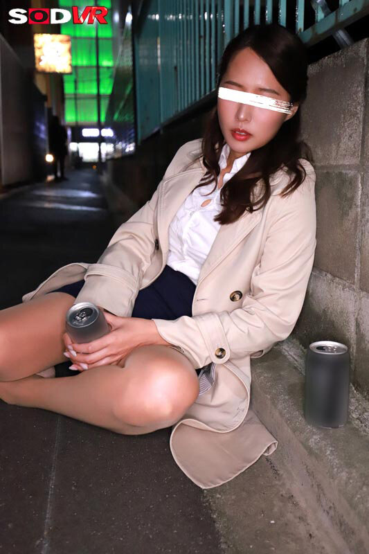 【VR】【8K】春の飲み会シーズン到来！深夜の繁華街で泥●ヤリマンOL発見！！介抱するふりして連れ込みレ×プ！！！ 画像3