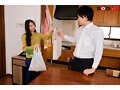 【VR】【8K】玉井晴香 初VR 綺麗すぎる友達のお母さんは、息子ほど歳の離れたチ×ポにも簡単にイカされてしまう‘敏感すぎるオンナ’でした。 - サンプル 4