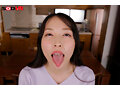 【VR】【8K】玉井晴香 初VR 綺麗すぎる友達のお母さんは、息子ほど歳の離れたチ×ポにも簡単にイカされてしまう‘敏感すぎるオンナ’でした。 - サンプル 6