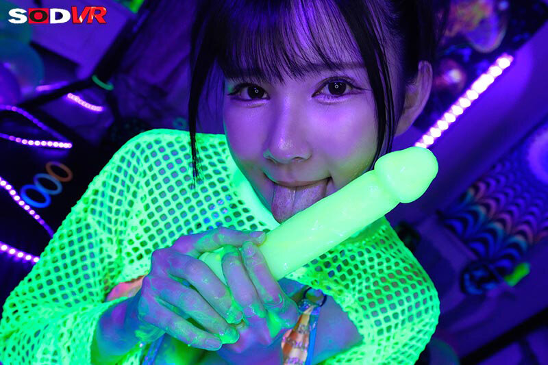 【VR】【8K】BLACK LIGHT LOTION SEX 【ブラックライトローションセックス】 ハイクオリティVR・8KVR ★0 シーン2