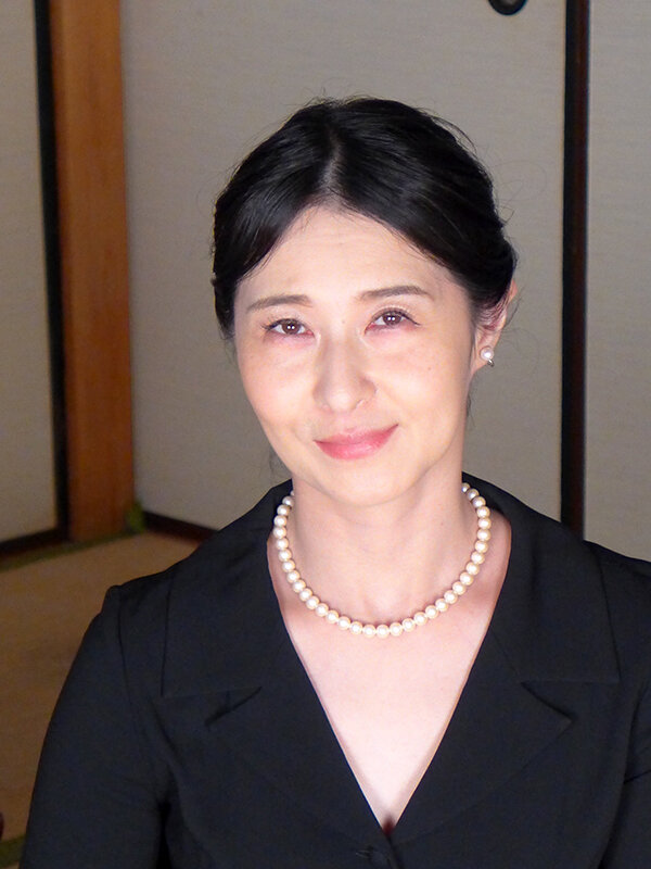 熟妻卑猥ドラマ 夫の葬儀の後、義兄に陰部をいじくられた妻 息子の同級生の巨根で失禁絶叫する母親 画像2