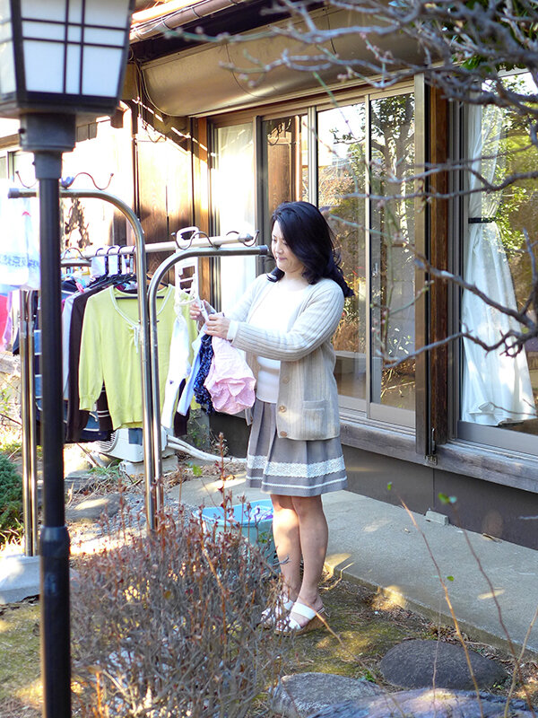 熟女 淫らな秘密の午後 性欲の塊の男は離婚した後アニキの奥さんでヤリまくる! 旦那の仲間の近所のオヤジに寝取られたおばさん 画像3