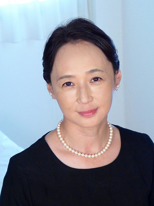 熟女 疼く昼下がり サギ師っぽい屋根修理のおやじに狙われた美人妻 葬儀が終わった後、亡き夫の部下に寝取られた人妻 画像2