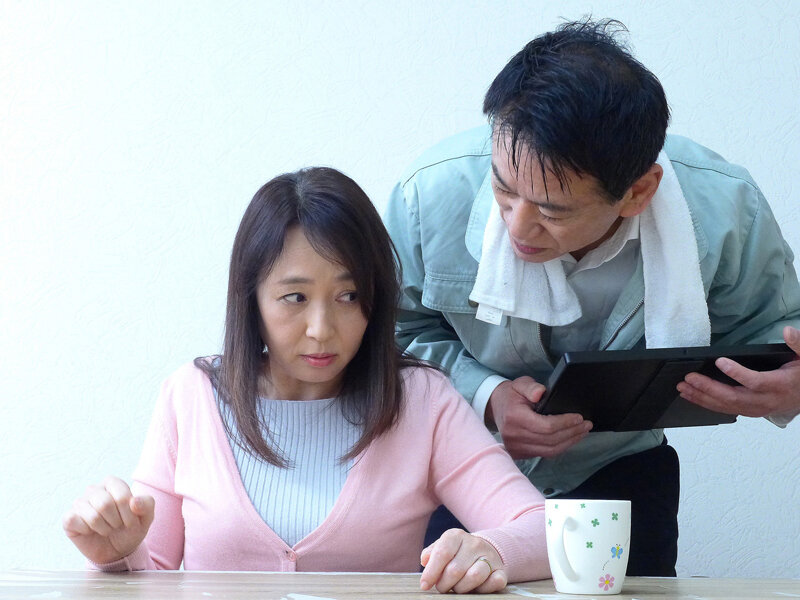 熟妻ドラマ 水回りの点検に来た男は近所のストーカーでいきなり… 旦那の将棋仲間のオヤジに押し倒された美熟女 サンプル画像 4