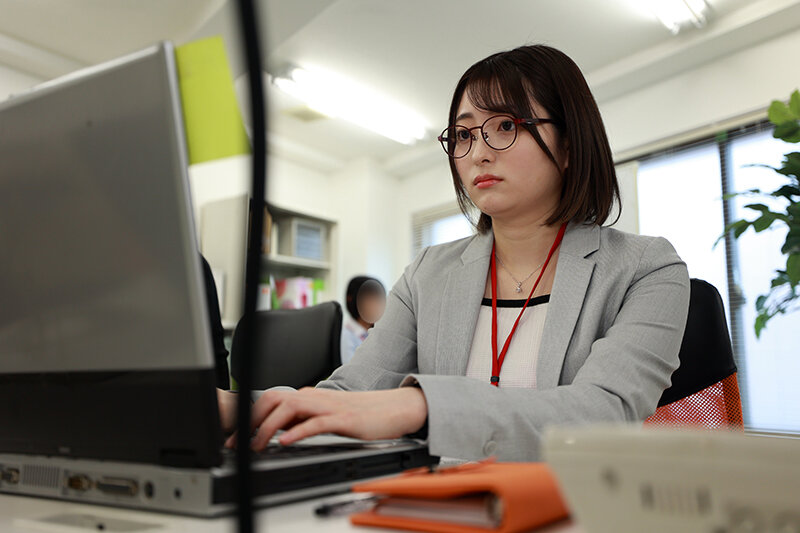 サンプル-【職場でヤレる女】 社内ではクールな僕のセフレちゃん 裏の顔は甘えん坊でチンコを求めてくる女-実はこの女フェラ好きです。- 営業部 葵 24歳 中城葵