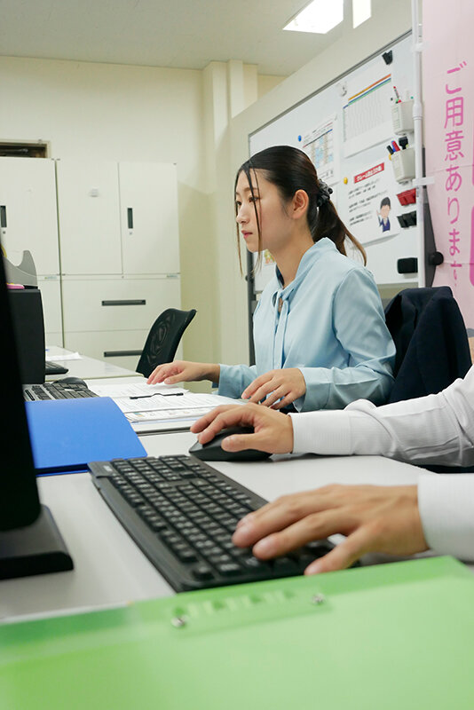 営業部の静音さんは隠れフェラニスト 男性社員の都合の良いおしゃぶりペット しかも精飲好き 立華静音 - Image 1