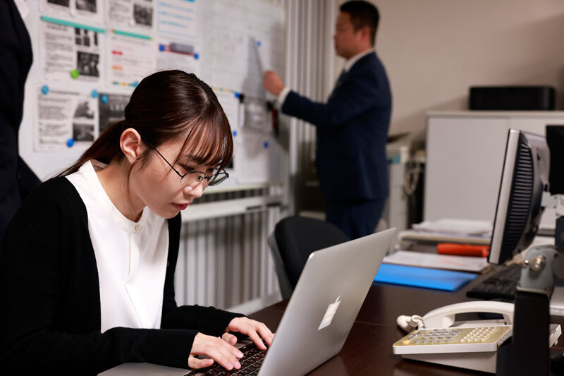 会社で嫌われている地味な先輩とのSEXがドストライクすぎて…【出演】五十嵐清華 1枚目