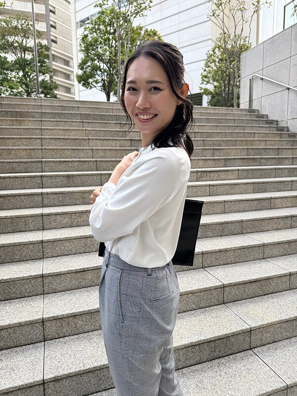 同僚を口説いてSEXするアカウント 今、狙っている同僚 三池小春 1AKDL00351 画像1