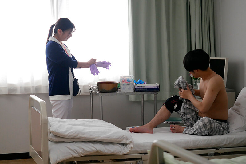 患者さんにがっつき接吻で元気にしてあげていた看護師 乳首もオチンポもいっぱいベロちゅうで勃起させて精液ごっくん ゆらさん 24歳 画像1