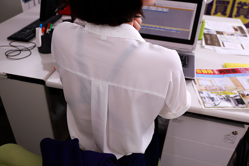 「私、競泳水着好きでごめんなさい…」 いつも競泳水着を着て興奮しています 服の下に水着を着て働くOL 宮城りえ サンプル画像 11