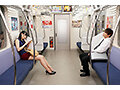 最終電車で痴女とまさかの2人きり！向かいの座席でパンチラしてくるホロ酔い美脚女の誘惑で勃起したらヤられた 自宅でゆきずりSEXを求めるスレンダー美女 サムネイル画像