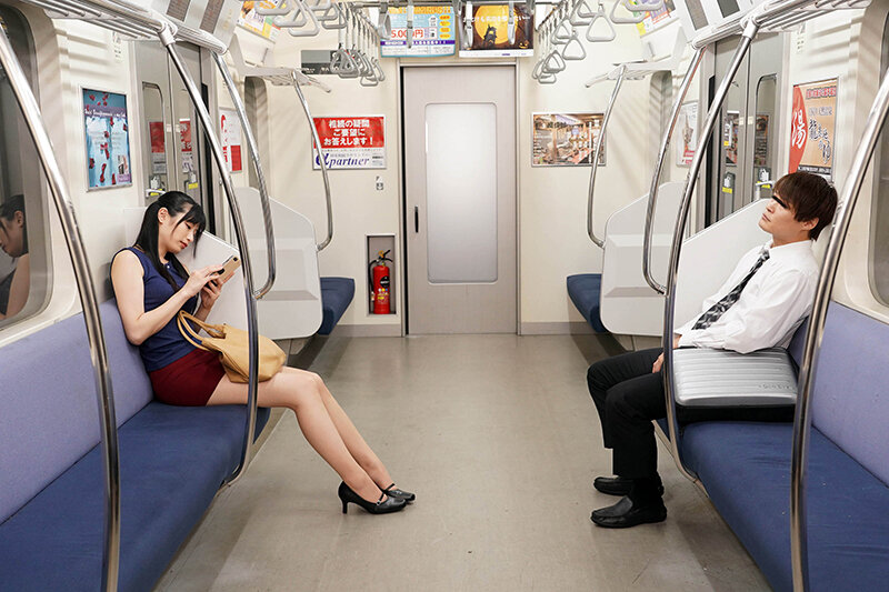 最終電車で痴女とまさかの2人きり!向かいの座席でパンチラしてくるホロ酔い美脚女の誘惑で勃起したらヤられた 自宅でゆきずりSEXを求めるスレンダー美女 2枚目