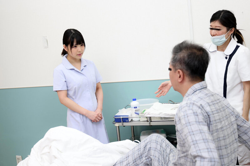 清拭中にチクビを触られビクンビクン感じたら 看護師がまさかの痴女開眼で僕の乳首をコリコリ!レロレロ!! ちゅぱぱぱぱ!!! ドジな新人看護師 横宮七海 画像2