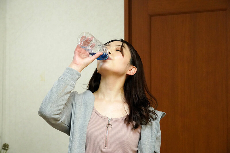 「媚薬なんか効くわけない」と飲み干した義母がまさかの発情？！家事をしながら家中のモノをズボズボ挿入！イキ潮まき散らしオナニー！！ - Image 9