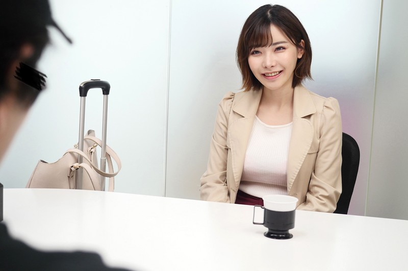 即ヤリ専門!入室5秒で悩める絶倫M男君をビンビンにさせる派遣お姉さん 深田えいみ 21歳 画像1