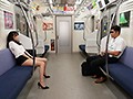 最終電車で痴女とまさかの2人きり！向かいの座席でパンチラしてくるホロ酔い美脚女の誘惑で勃起したらヤられた サンプル画像10