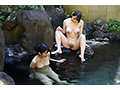 誰もいないと思っていた混浴温泉で両刀使いの美淫女にカップル共々イカされ続け強●寝取られ3P サンプル画像13