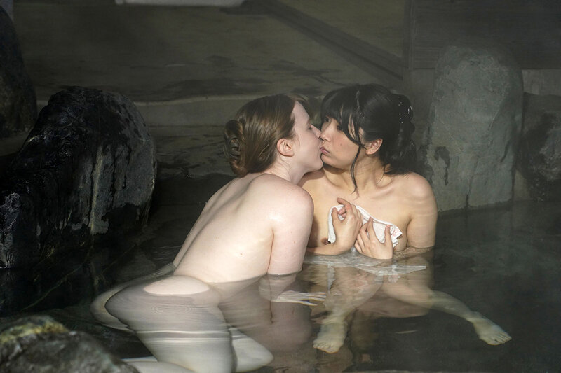旅行先の温泉で日本人の女の子を喰いまくる金髪レズビアン 画像16