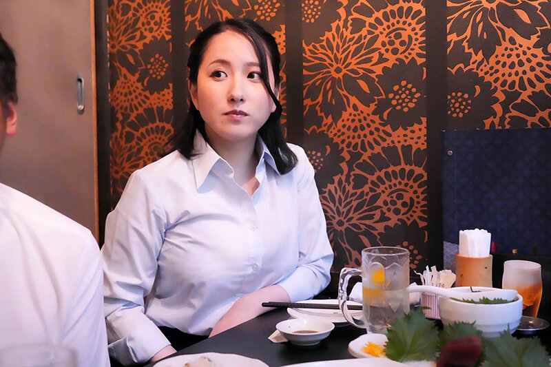 通行人は二度見する!ドラマの主人公のような不意打ち路上キスで火がついたホロ酔い人妻上司は浮気欲が止まらない 画像3