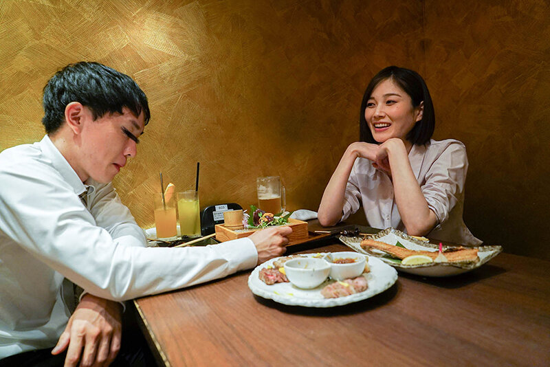 通行人は二度見する!ドラマの主人公のような不意打ち路上キスで火がついたホロ酔い人妻上司は浮気欲が止まらない 画像9